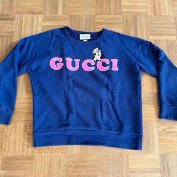 100% Original Gucci Sweatshirt / Sweater / Pullover in der Farbe blau, mit Gucci Schriftzug in pink und aufwendig gesticktem Schweinchen, in der Größe M, zu verkaufen.

Der Pullover wurde nur selten getragen und befindet sich daher in einem sehr guten Zustand (siehe Fotos).

Versand als versichertes DHL-Paket für 5,49 Euro.

(Da es sich um einen Privatverkauf handelt, unter Ausschluss jeglicher Gewährleistung und Rücknahme.)