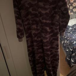 Jeff and co onesie
Aged 13-14
Used couple times but like brand new
Colour = Grey
Price = £2.50
Collection only