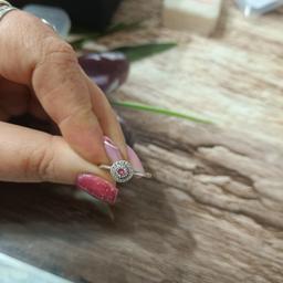 Neuer paveé Ring mit funkelnden Zirkonias besetzt
925 Silber
18mm Innendurchmesser
Mittig mit rosa Zirkonia und außenrum mit weißen Zirkonias besetzt.
Ein echter Blickfang
PayPal und Versand sind möglich