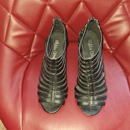verkaufe Riemchen Schuhe von
alicia shoes
gr.38 Absatz 8 cm
weing getragen, trotzdem geht an verschiedenen Stellen das Leder ab, habe die noch letzten Sommer und zum fasching getragen 
