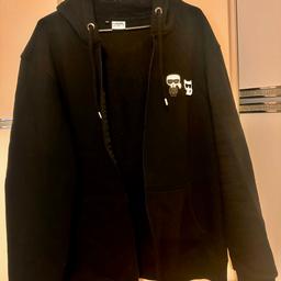 Verkaufe hier eine sehr schöne KARL LAGERFELD Jogging Anzug in Top Zustand
Farbe Schwarz
Größe XXL
Wurde nur einmal getragen
Versand möglich wenn sie Versandkosten übernehmen