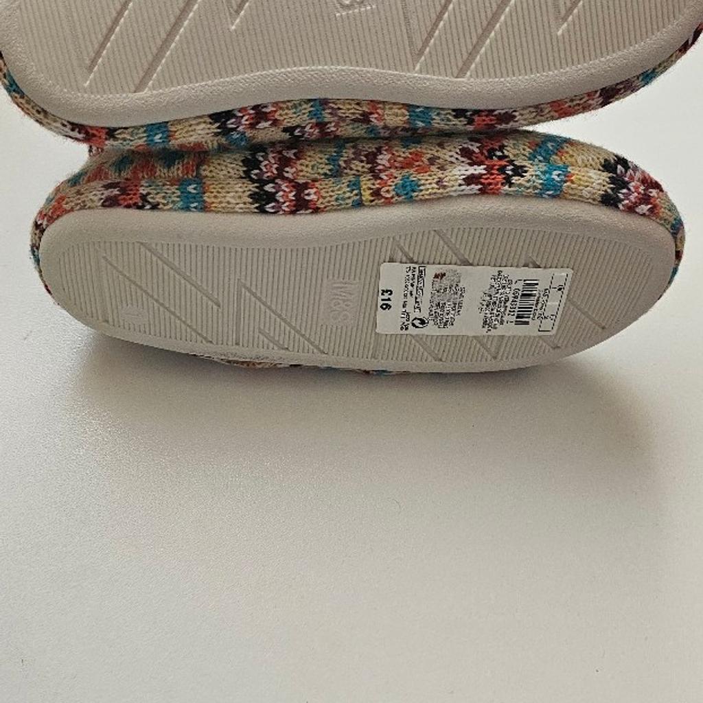 New tagged marks n spencers girls SIZE 1. slippers paid 16. pet n smoke-free home collection ip3 or posting at your cost. no offers