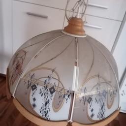 Schöner Lampenschirm mit Holz