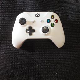 xbox one / white .
signs of wear,
missing a joygrip,
batteries work but not a battery pack . the connection is damaged / faulty. 
can still be used to play games or browsing. £10