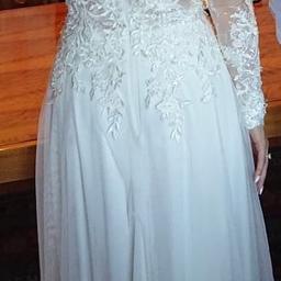 Verkaufe mein wunderschönes Hochzeitskleid das nur einmal für die standesamtliche Trauung getragen wurde. Es ist in einem super Zustand. Der obere Teil besteht komplett aus spitze. Der Neupreis lag bei 800€.