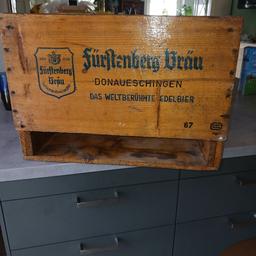 alte Holzbierkiste mit Aufschrift:"
Fürstenberg Bräu 
Donaueschingen 
Das weltberühmte EDELBIER "
Seit 170513×30cm
Der Holzwurm ist drin, habe deshalb  mit Klarlack gestrichen.