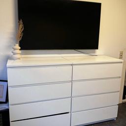 Verkaufe meine 2 Kommoden von Ikea
In einem gebrauchten Zustand (siehe Bilder) unten links fehlt ein Holz Balken.
Maße ist auf dem Bild drauf