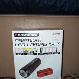 Premium Led Lampenset

Li-Ion Akku 1.800 mAh

Automatische Lichtsteuerung

Akku & LUX - Anzeige

USB Ladekabel

Werkzeuglose Montage