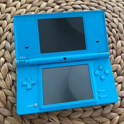 Zum Verkauf steht ein Nintendo DS, ein wahres Sammlerstück und Antiquität. Der Zustand ist gut, jedoch fehlt das Ladekabel. Im Lieferumfang enthalten sind ein Stylus, eine Mario-Kart-Spielkassette und zwei Kameras im Gehäuse.