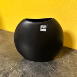 Ich verkaufe eine schöne schwarze Keramik Vase von ASA.

Größe siehe Fotos.

Versand gegen Aufpreis möglich.

Da Privatverkauf keine Garantie oder Rücknahme.