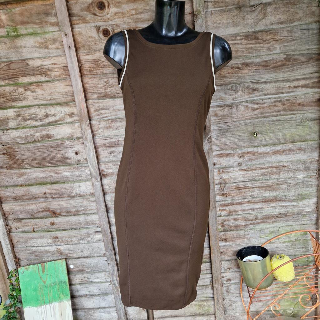 Zara size medium retro bodycon dress. Midi length. Stretchy brown stitched panels with cream trim down shoulders and arm holes. Scoop neck. Low back.
Chest measures 32"
Length 39.5"
Fabric label has been removed.
Some missing stitching on the hemline. A few pulls/imperfections here and there....see pics