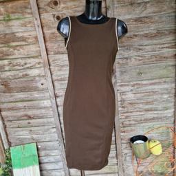 Zara size medium retro bodycon dress. Midi length. Stretchy brown stitched panels with cream trim down shoulders and arm holes. Scoop neck. Low back.
Chest measures 32"
Length 39.5"
Fabric label has been removed.
Some missing stitching on the hemline. A few pulls/imperfections here and there....see pics