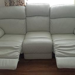 3 seater manual recliner.
Length. 210cm
Light grey
In VGC
Leather.
Collection only. Can't deliver
