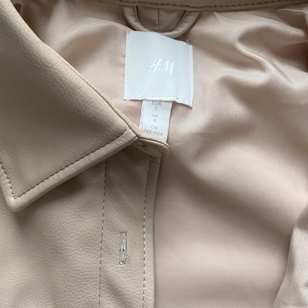 Verkaufe diese coole Jacke von H&M in Gr. S in angesagter Farbe.

Kunstleder
Ärmel unten haben Knöpfe
Vorne Knopfleiste
oversize Look
lässt sich vielfältig kombinieren