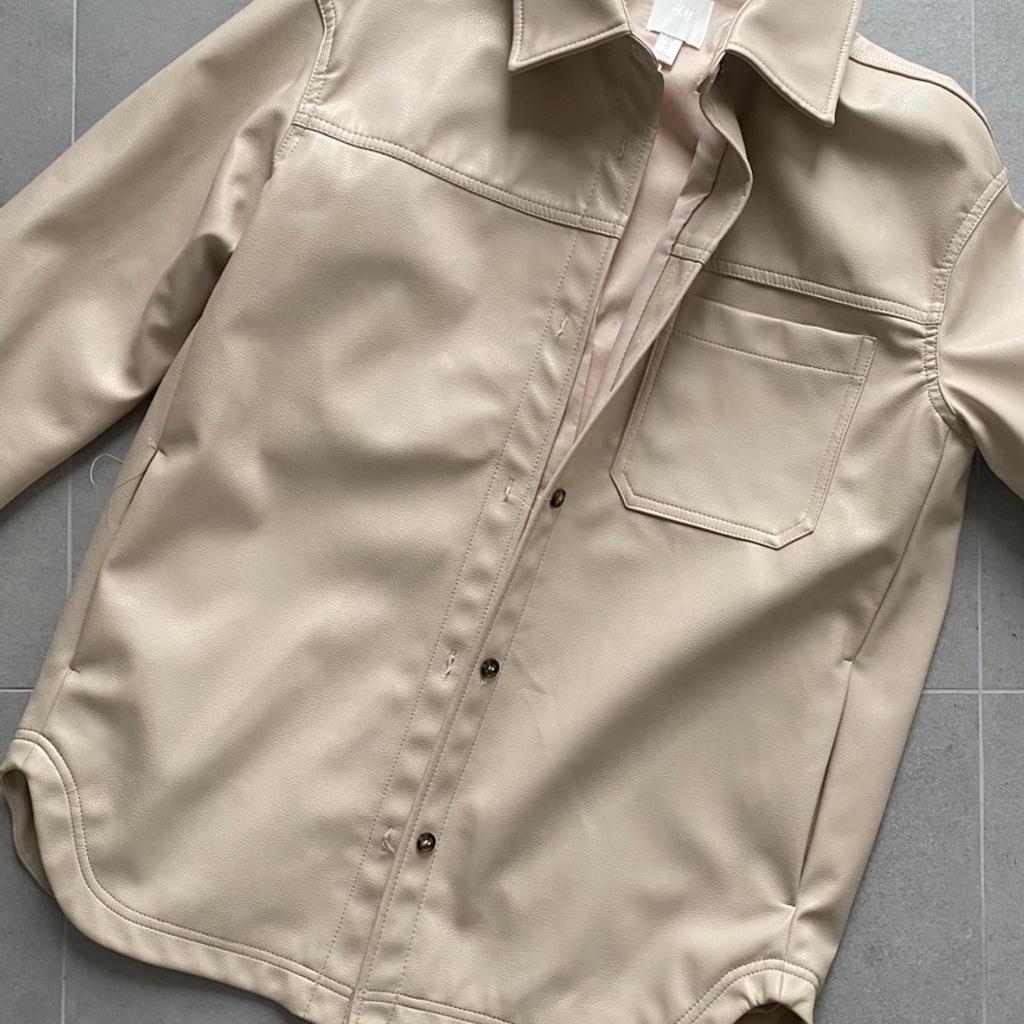 Verkaufe diese coole Jacke von H&M in Gr. S in angesagter Farbe.

Kunstleder
Ärmel unten haben Knöpfe
Vorne Knopfleiste
oversize Look
lässt sich vielfältig kombinieren