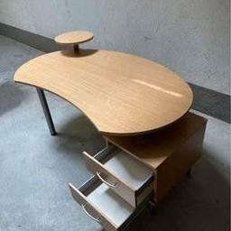 Gebrauchter Schreibtisch mit Seitenmöbel (2 Schubladen) zu verkaufen.
176cm breit / 100cm tief  / 73cm hoch