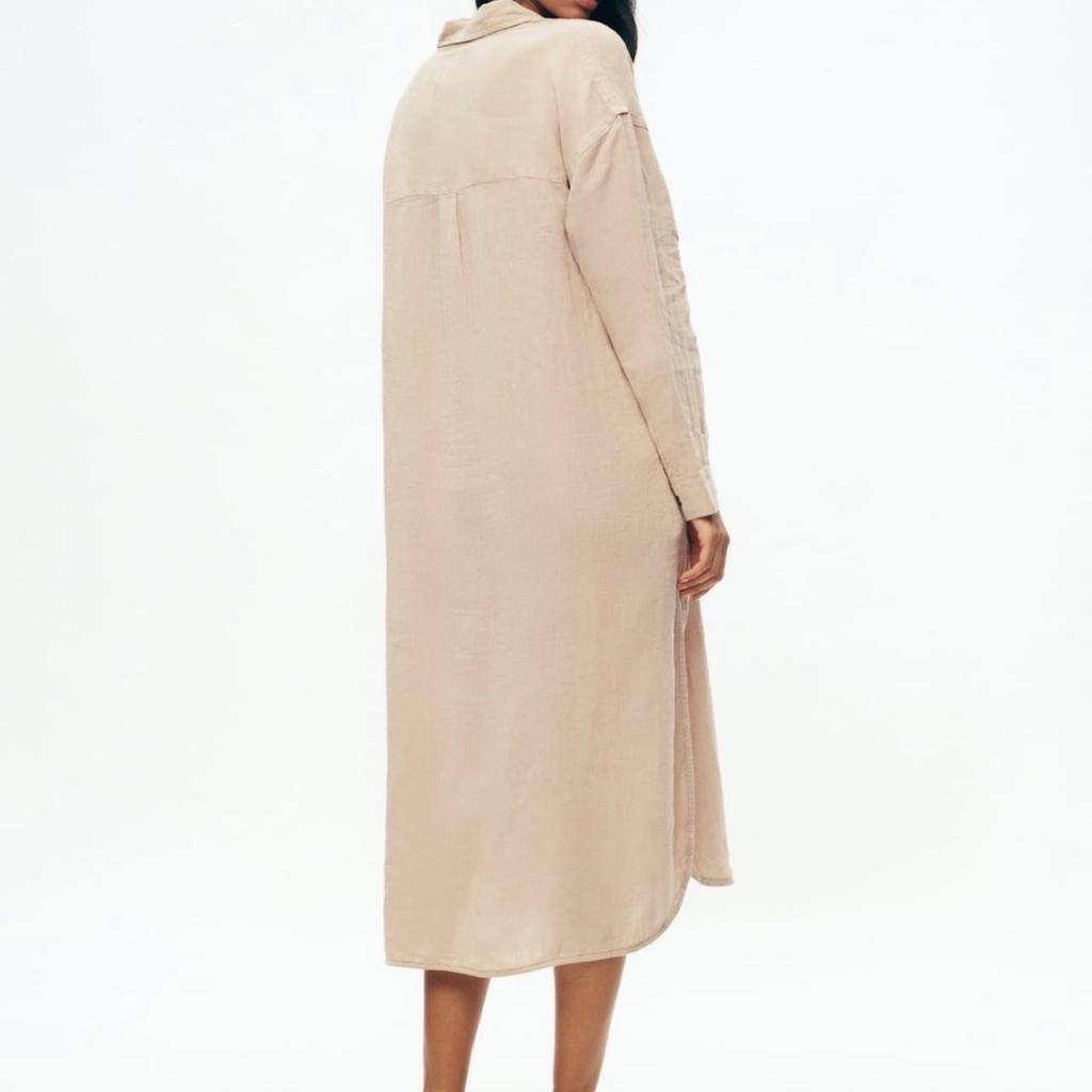 Midi dress made of 100% linen. Lapel collar and long cuffed sleeves. Chest patch pockets with buttoned flaps. Hem with side slits. Button-up front.
Wear on its own or open buttons over t-shirt.
This does have an oversize fit.
Colour - Beige
Code - 8367/046
COMPOSITION
100% linen

Check my feedback and purchase with confidence. Many thanks for looking 💕