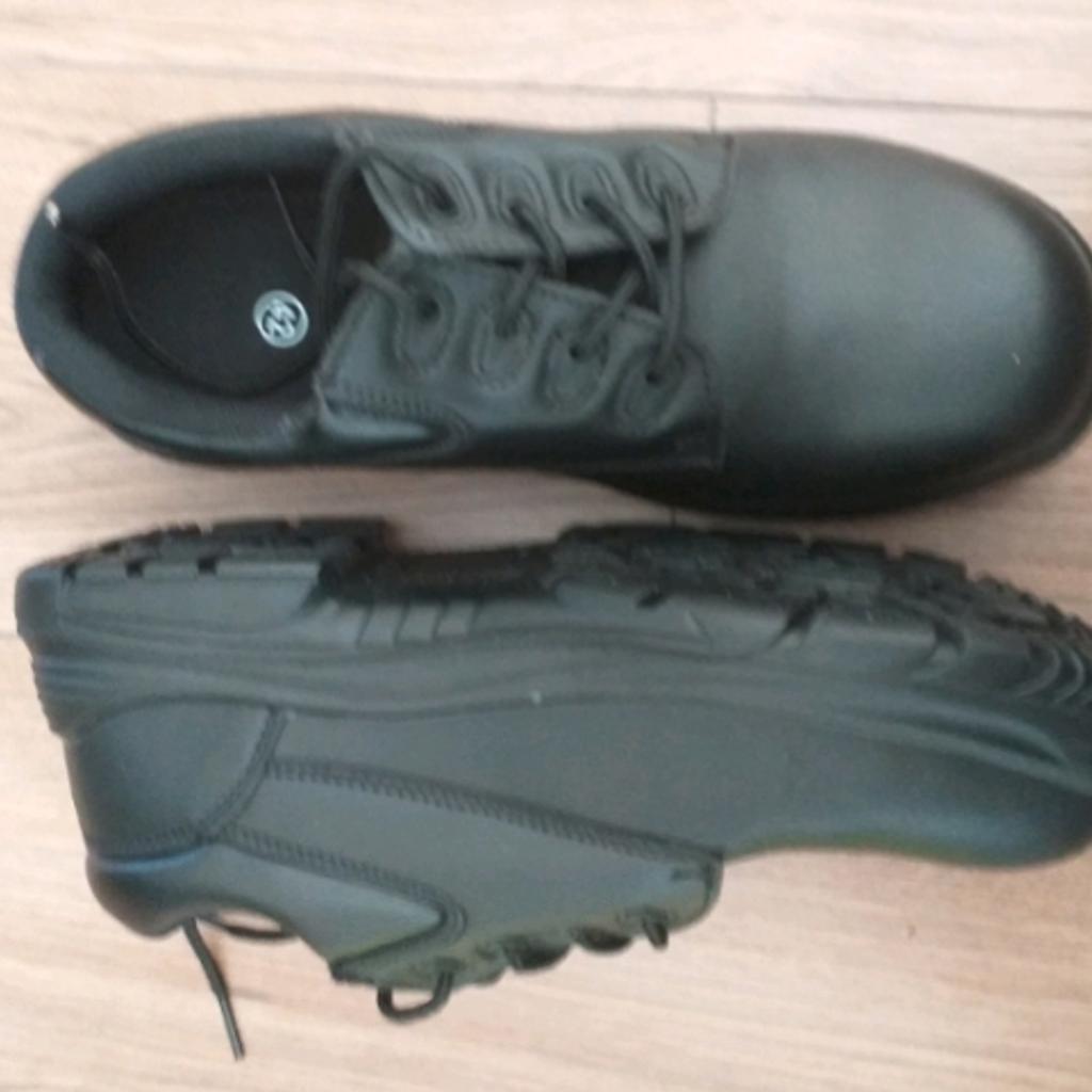 Steel toe cap mens size 8 shoes.

Brand new and boxed.

High viz size large.

Pick up only.

Cash buyers.