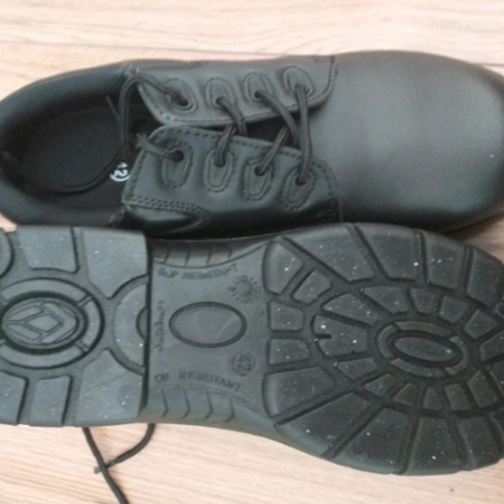 Steel toe cap mens size 8 shoes.

Brand new and boxed.

High viz size large.

Pick up only.

Cash buyers.