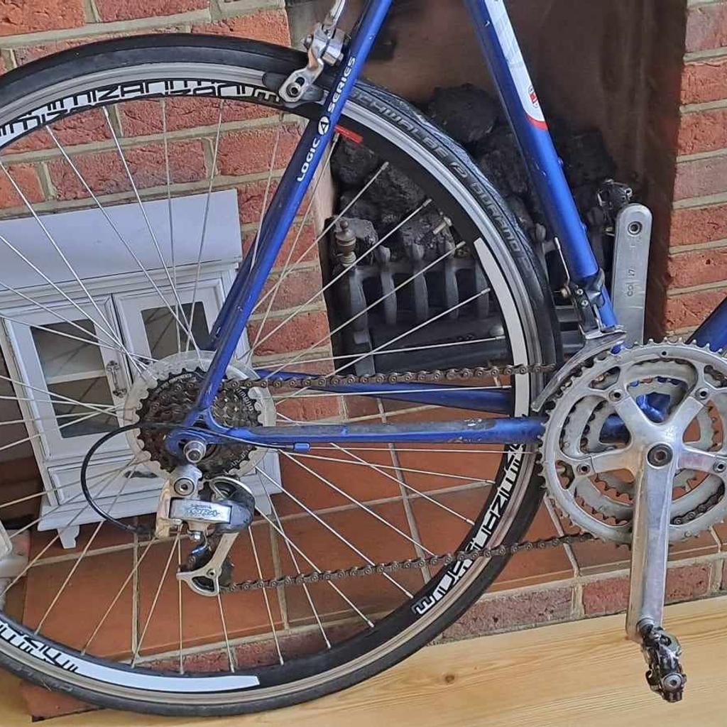 Size: 520 / medium
Wheel: 700cc
Derailleur: Shimano Sora
Gears: 3x7 speed drivetrain
New 7 speed cassette and chain

Lubricated chain and cables
Gears work smoothly

Bike is ready to ride
In good condition

If you are interested
Text me please

I'm 5'4" tall and it's too big for me.