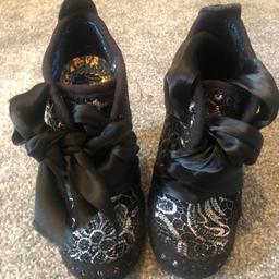 Irregular Choice ladies court ankle boots - Black and silver delicate lace design on boot with lovely thick black silky band laces - UK Size 3.5 - EU size 36.

Condition - used but in great condition. Only worn twice.

Free collection from Bradford, West Yorkshire.

Alternatively, I can post out via Royal Mail first class delivery for £4.80 or Royal Mail second class delivery for £4.10.