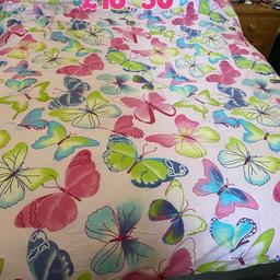 Butterfly Vibrance - King size

Highlighting a soft pink backdrop embellished with an array of vibrant butterflies, this bedding set will infuse your space with natural beauty and elegance. Button fastening include 2 pillowcases. 50/50 poly-cotton blend. Machine Washable.

From smoke free home
Brand new