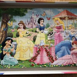 Drei Puzzle - Motive: Prinzessinnen - jeweils 49 Teile. 
Alle Teile vorhanden.
