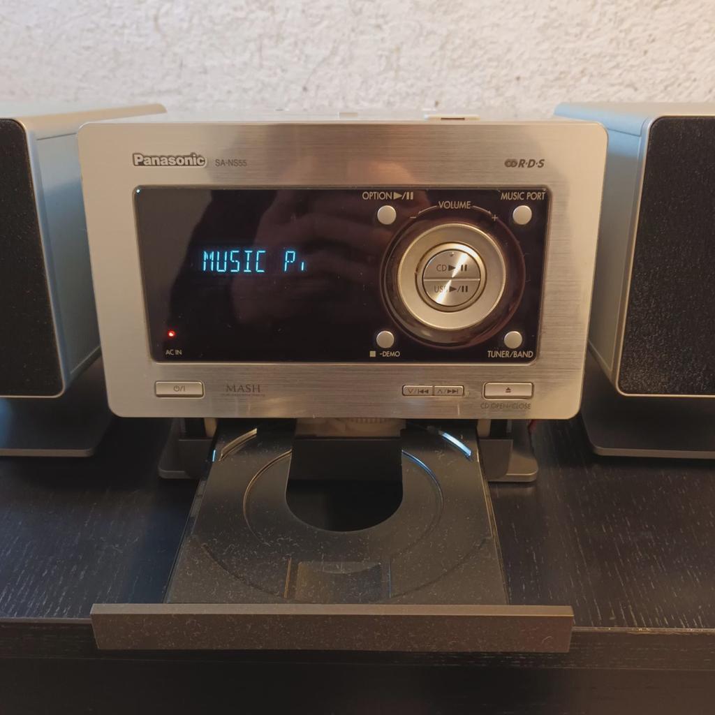 Die Panasonic SA-NS55 ist eine kompakte Stereoanlage, die mit einem CD-Spieler und einem USB MP3 Player ausgestattet ist. Die Anlage ist in einem sehr guten Zustand und wird mit Fernbedienung und zwei Lautsprechern geliefert. Die Anschlüsse ermöglichen, Kopfhörer, Musik Port, USB anzuschließen. Perfekt für Ihr Zuhause oder Büro.

Zubehör:

Fernbedienung 
2 Stereo Lautsprecher 
USB Anschluss 
CD Player