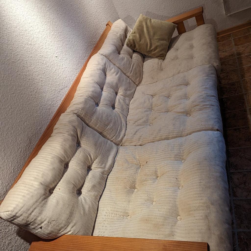 Das Sofagestell und Sesselgestell ist gut. Die Polster müssten gereinigt oder ausgewechselt werden.