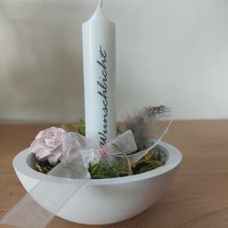 Kleine Schale, liebevoll dekoriert auf Moos mit Wunschlichtkerze, Blume, Mascherl undFeder
Durchmesser 12 cm
Höhe mit Kerze 14 cm