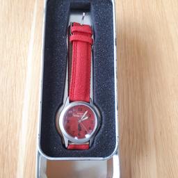 Neue Uhr,  nie getragen mit rotem Textilband