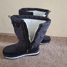 Snow boots, which are non-slip, fur lined. Says they are size 8 but are more like a size 7. Wore for 5 minutes and were tight for me as I am a size 8. Cash on collection only.