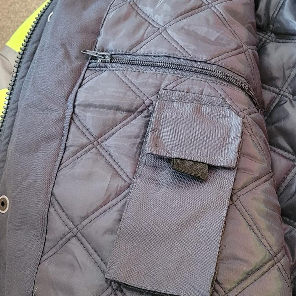 New Size XXL
Pit to pit measures 29inch
Zip popper fastening
5 outer pockets
pen holder on sleeve
4 inner pockets
Elastic/Velcro cuffs
Concealed hood
Slightly discoloured on bottom and sleeves as shown in last photo.
From a smoke free pet free home.
Can deliver locally for cost of fuel