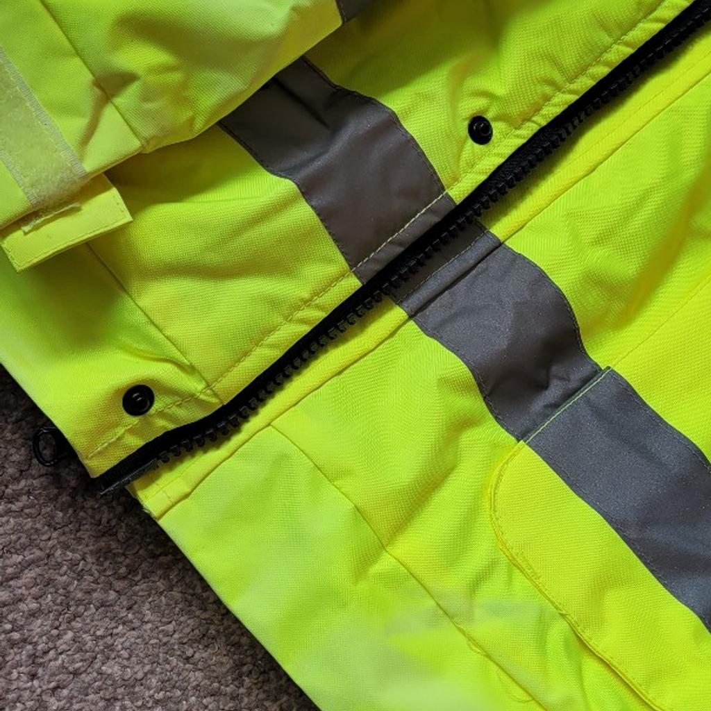 New Size XXL
Pit to pit measures 29inch
Zip popper fastening
5 outer pockets
pen holder on sleeve
4 inner pockets
Elastic/Velcro cuffs
Concealed hood
Slightly discoloured on bottom and sleeves as shown in last photo.
From a smoke free pet free home.
Can deliver locally for cost of fuel