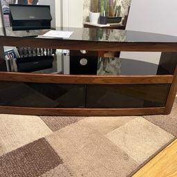 AVF
Affinity Burghley 1.25m Curved TV Stand (Walnut)

Sleek curved design.
Open and closed storage.
Slatted base panel.
Closed storage with IR friendly glass doors.
Tempered safety glass.
Cable management.
L 125cm (49.21in) D 45cm (17.72in) H 50cm (19.69in).

Smoke/pet free home
Collection only from Birmingham B26