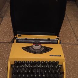 Schreibmaschine gelb von tippa,  mit schwarzen runden Tasten. Hartschalendeckel in schwarz zum einfachen Transport. Schreibmaschine wurde nicht benutzt!