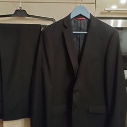 schöner Anzug
2mal getragen
bei einer Größe von 198cm
Gr.102
NP €199