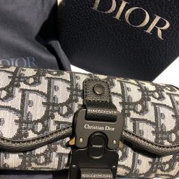 Dior watch case holder 

Holds 3 watch’s 

Beautifully designed
Padded cushions 
Metal buckle lock 

Comes with box and dust bag 

Rare piece