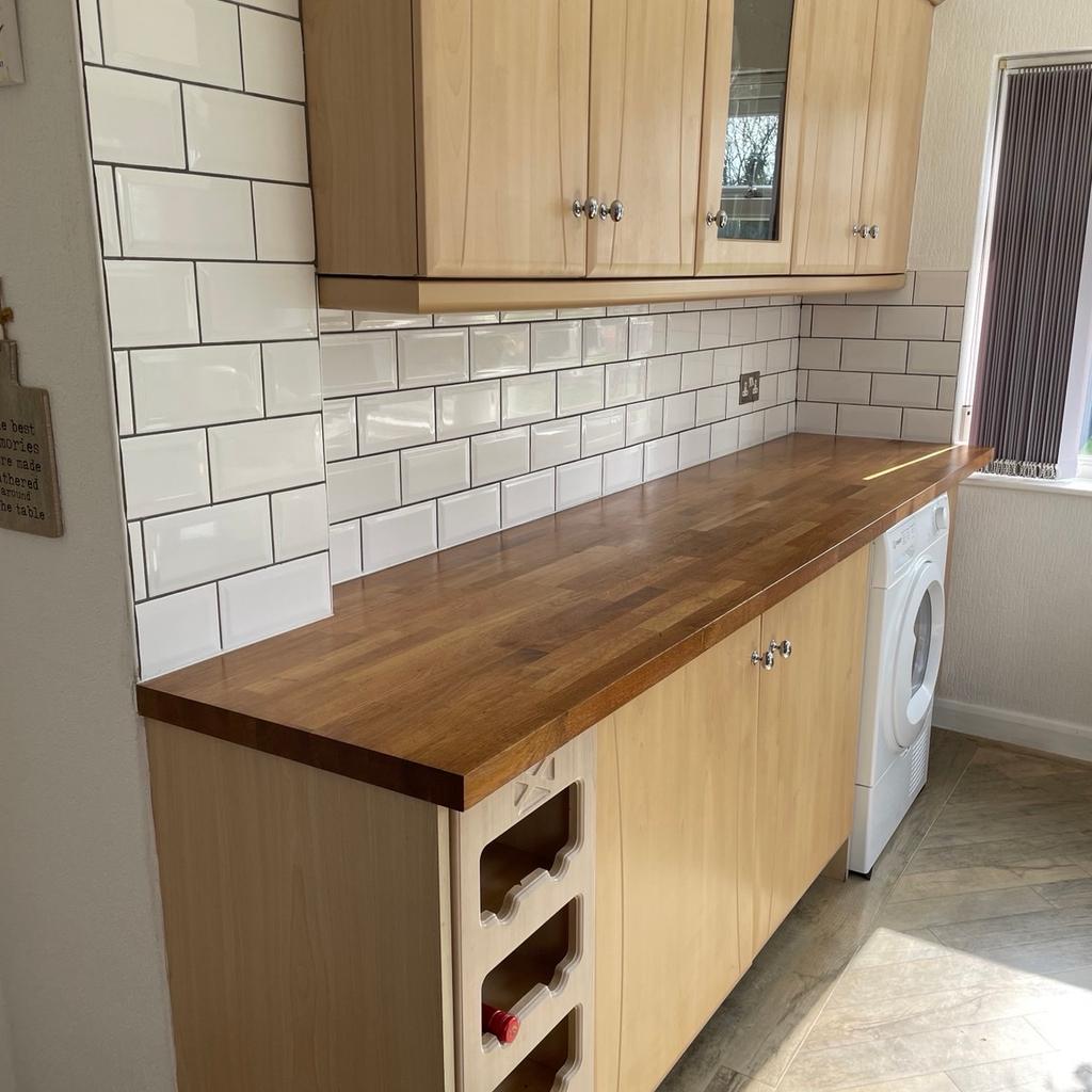 Kitchen wall units (500 x4 ) (400x3) (450 x2 ) (300x1) base units 600x4 , four integrated (500x2 ) (450x1 )(400x1 ) (300 x1 5 draws ) 40 mm solid wood worktop 3 lengths ready for collection