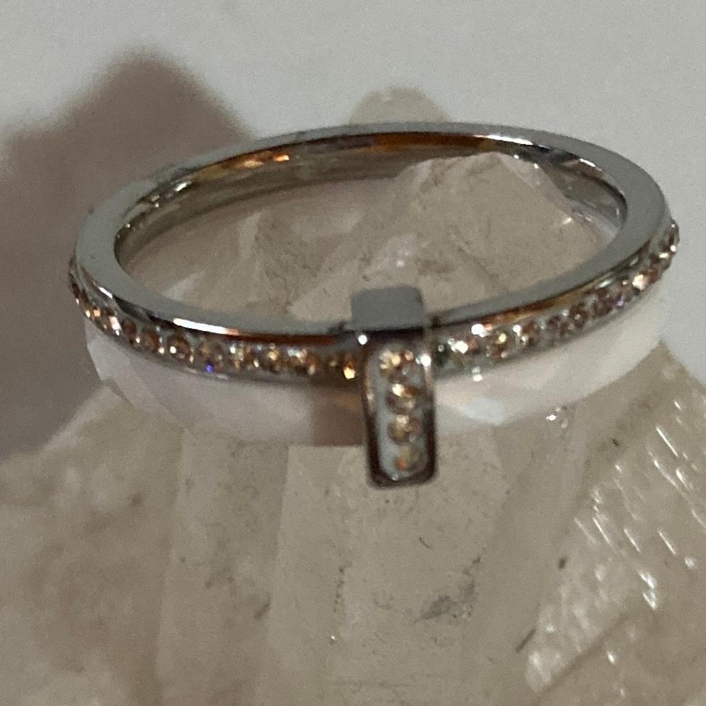 Verkaufe neuen Ring aus Edelstahl / Keramik mit Strass Steinen besetzt.
Innendurchmesser: 1,8 cm
Modeschmuck
Da es ein Privatverkauf ist gibt es keine Garantie, keine Gewährleistung und keine Rücknahme.