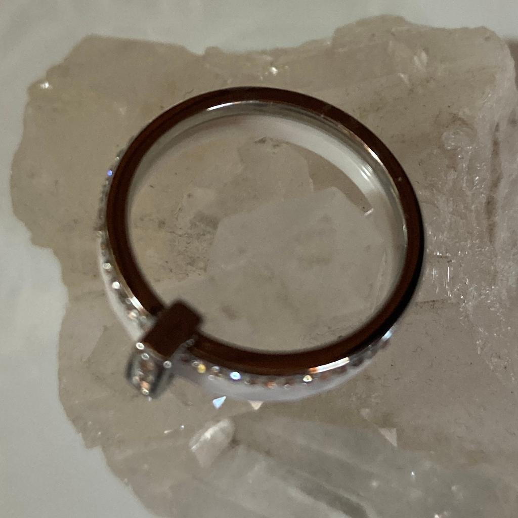 Verkaufe neuen Ring aus Edelstahl / Keramik mit Strass Steinen besetzt.
Innendurchmesser: 1,8 cm
Modeschmuck
Da es ein Privatverkauf ist gibt es keine Garantie, keine Gewährleistung und keine Rücknahme.