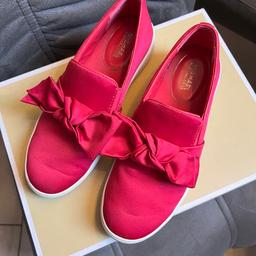 Michael Kors Slip on Schuhe in der Trendfarbe ulta pink, wenig getragen - siehe Bilder.

Größe 37/37,5 - MK Größe 7M

Inkl. OVP

Privatverkauf!