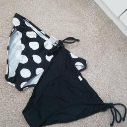 X2 size 10 Bikini Bottoms Bundle
1 plain black with tie sides
1 black and white polka dots
In great used condition.
From a smoke and pet free home.
