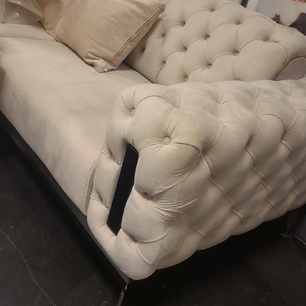 2 x Beige Chesterfield Sofa mit Bettfunktion für 995€, passend dazu 1 St Einzelsessel für 350€