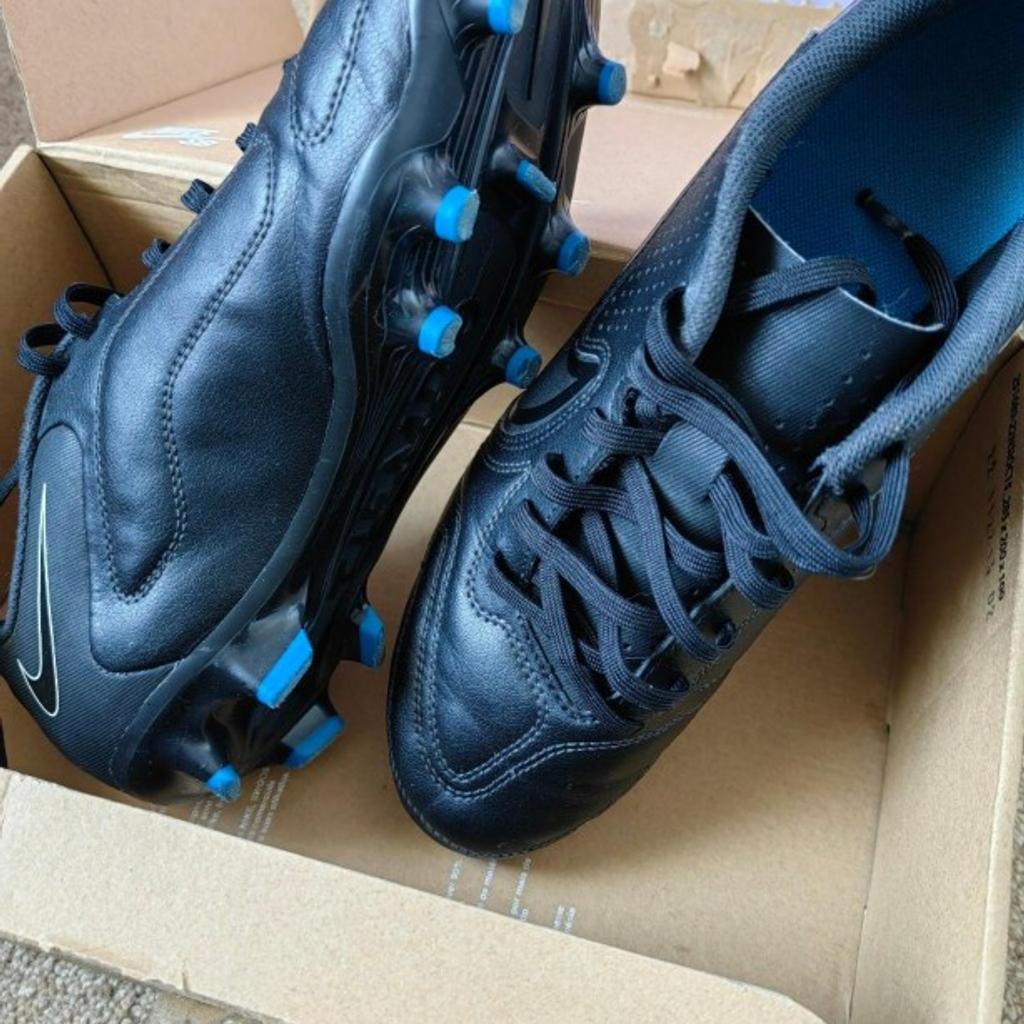 Great condition boots, don't fit me hence the sale. Lightweight, leather which in my opinion is better for ball control. Just £30, you cant go wrong, they will last a long time.