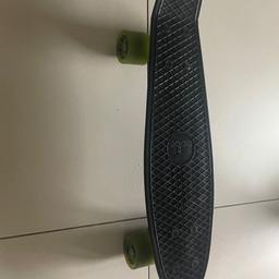Sehr guter gebrauchter Zustand 
Skateboard, Penny Board von Ridge,
Schwarz mit grünen Rädern.
Abholung!