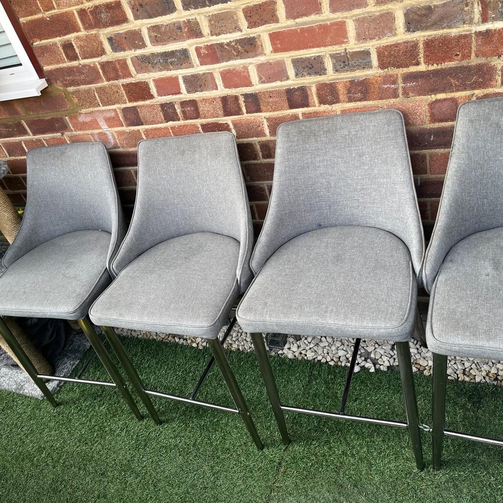 Four bar grey cloth bar stools in great condition
Beautiful addition to any kitchen or dining room table
