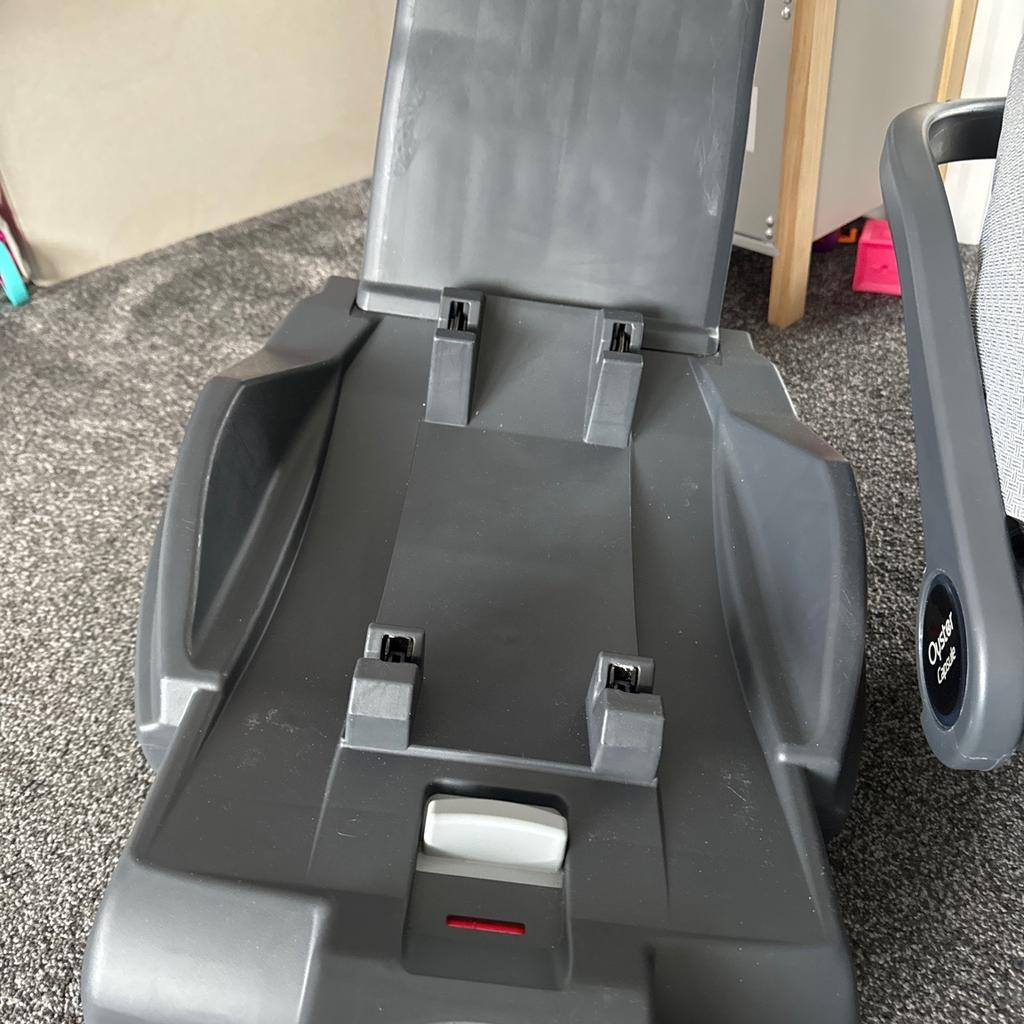 Oyster capsule car seat and isofix base comes with rain cover good condition