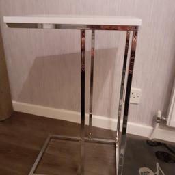 Sofa side table , white Gloss top and chrome legs. Hardly used , in very good condition 
66cm high
40cm wide
30cm depth