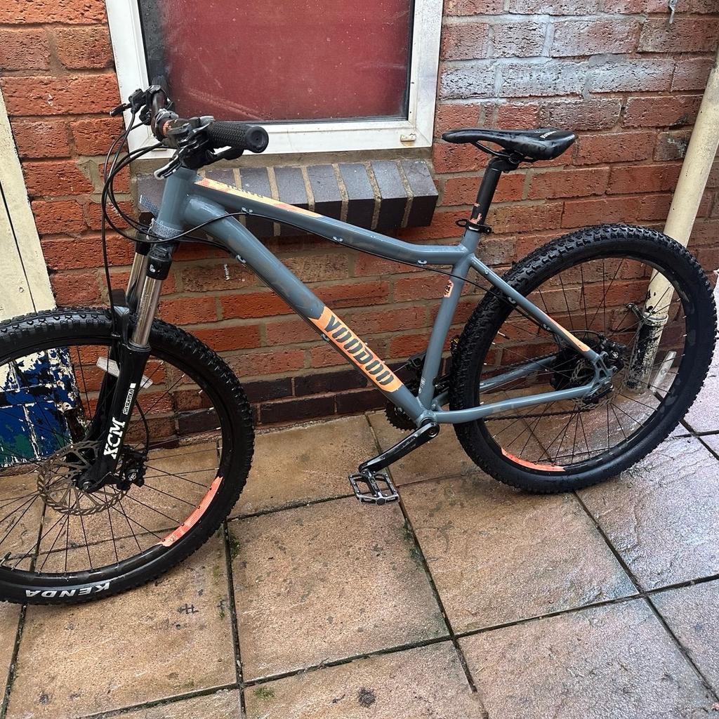 This is an excellent mountain bike, it rides perfectly fine and it’s been maintained well since bought I have had it for about a year now and it is in a immaculate condition considering the fact that bikes do get wear and tear as time passes. It also has new parts just fitted linking to the chain and the gears at the value of £120 proof available.
Thank you for having a look at the post.
Open to offers
Feel free to contact me on the phone number provided-0️⃣7️⃣3️⃣6️⃣5️⃣6️⃣2️⃣9️⃣1️⃣2️⃣9️⃣